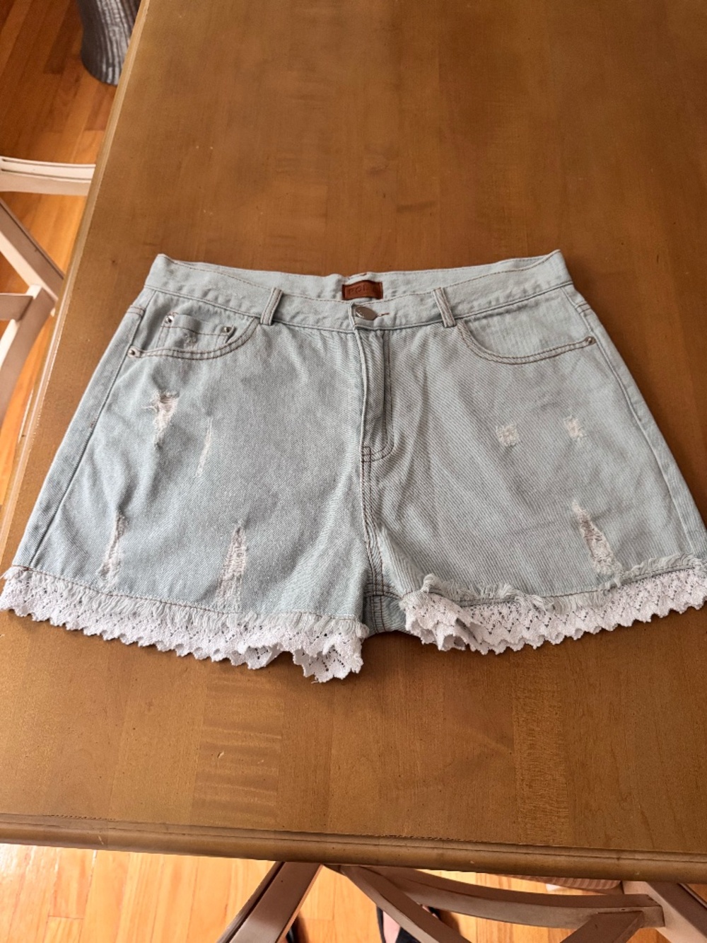 POL Distressed shorts with lace detail